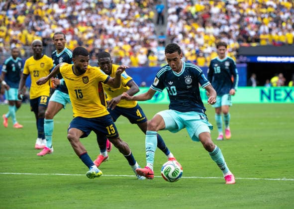 Fußball, Herren, FIFA World Cup, WM, Weltmeisterschaft, Fussball 2026, Spiel in New York New Jersey, Ecuador - Deutschland (Gruppe E, 3. Spieltag), v. l. Pedro Vite (Ecuador), Joel Ordonez (Ecuador), Jamal Musiala (Deutschland), 25.06. 2026, *** Soccer, Men s, 2026 FIFA World Cup, Match in New York, New Jersey, Ecuador vs. Germany, Group E, Matchday 3, from left: Pedro Vite (Ecuador), Joel Ordonez (Ecuador), Jamal Musiala (Germany), June 25, 2026, Copyright: xMatthiasxKochx