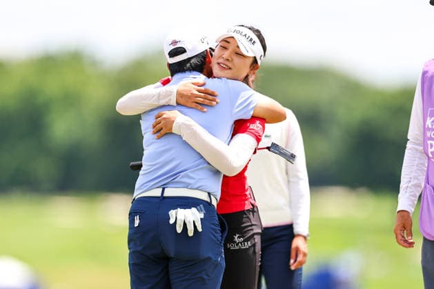 Ina Yoon of South Korea hugs Yani Tseng of Chinese Taipei after finishing her round during the first round of the 2026 KPMG Women s PGA, Golf Herren Championship at Hazeltine National Golf Club on June 25, 2026 in Chaska, Minnesota. CSM. Chaska USA - ZUMAc04_ 20260625_zma_c04_146 Copyright: xStevenxGarciax