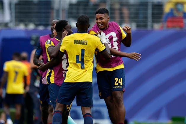 25.06.2026, Fussball, Herren, FIFA Weltmeisterschaft 2026, Vorrunde, Gruppe E, New York, Ecuador - Deutschland, Ecuador feiert den Sieg, Joel Ordonez (Ecuador), Yaimar Medina (Ecuador), Joel Ordonez (Ecuador), Jeremy Arevalo (Ecuador) New York MetLife Stadium New York Vereinigte Staaten von Amerika (US) *** June 25, 2026, Soccer, Men s, 2026 FIFA World Cup, Group Stage, Group E, New York, Ecuador vs. Germany, Ecuador celebrates the victory, Joel Ordonez (Ecuador), Yaimar Medina (Ecuador), Joel Ordonez (Ecuador), Jeremy Arevalo (Ecuador), New York, MetLife Stadium, New York, United States of America, US Copyright: xSebastianxBachx