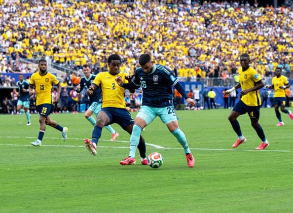 Fußball, Herren, FIFA World Cup, WM, Weltmeisterschaft, Fussball 2026, Spiel in New York New Jersey, Ecuador - Deutschland (Gruppe E, 3. Spieltag), v. l. Felix Torres (Ecuador), Deniz Undav (Deutschland), 25.06. 2026, *** Soccer, Men s, 2026 FIFA World Cup, Match in New York, New Jersey, Ecuador vs. Germany, Group E, Matchday 3, from left: Felix Torres (Ecuador), Deniz Undav (Germany), June 25, 2026, Copyright: xMatthiasxKochx