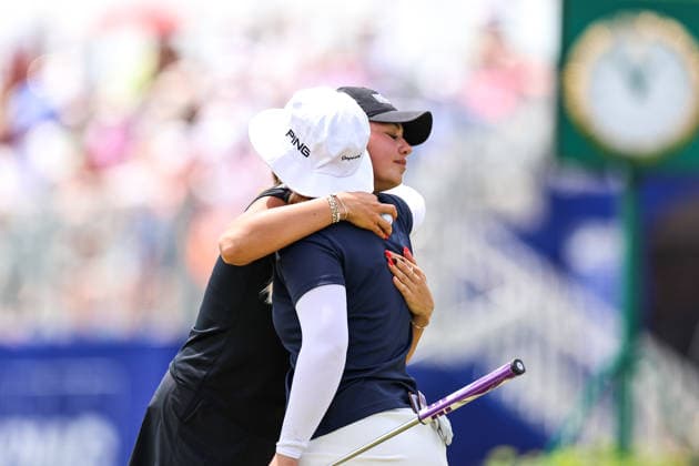 Alexa Pano of the United States hugs Ingrid Lindblad of Sweden after finishing her round on the 18th green during the first round of the 2026 KPMG Women s PGA, Golf Herren Championship at Hazeltine National Golf Club on June 25, 2026 in Chaska, Minnesota. CSM. Chaska USA - ZUMAc04_ 20260625_zma_c04_179 Copyright: xStevenxGarciax