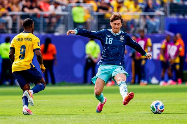 John Yeboah of Ecuador passes the ball under pressure from Angelo Stiller of Germany , Group E - FIFA World Cup, WM, Weltmeisterschaft, Fussball 2026, Ecuador v Germany, New York New Jersey Stadium, June 25, 2026, East Rutherford, United States.
