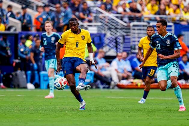 William Pacho of Ecuador passes the ball under pressure from Jamal Musiala of Germany , Group E - FIFA World Cup, WM, Weltmeisterschaft, Fussball 2026, Ecuador v Germany, New York New Jersey Stadium, June 25, 2026, East Rutherford, United States.