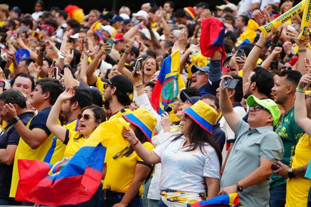 Fans aus Ecuador feiern - New York 25.06.2026: Deutschland vs. Ecuador, MetLife Stadium, World Cup 26 Gruppe E, 3. Spieltag *** Fans from Ecuador celebrate in New York on June 25, 2026: Germany vs. Ecuador, MetLife Stadium, World Cup 26, Group E, Matchday 3