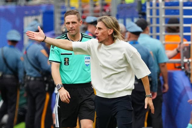 Trainer Coach Sebastian Beccacece (Ecuador) regt sich auf - New York 25.06.2026: Deutschland vs. Ecuador, MetLife Stadium, World Cup 26 Gruppe E, 3. Spieltag *** Coach Sebastian Beccacece of Ecuador is upset New York, June 25, 2026 Germany vs. Ecuador, MetLife Stadium, World Cup 26, Group E, Matchday 3