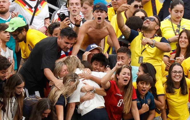 Ecuador s head coach Sebastian Beccacece celebrates with family and friend after Ecuador beat Germany 2-1 in a FIFA World Cup, WM, Weltmeisterschaft, Fussball match at New York New Jersey Stadium in East Rutherford, New Jersey, on Thursday, June 25, 2026. With the win Ecuador will advance to the next round of competition.  NYP202606259234 JOHNxANGELILLO