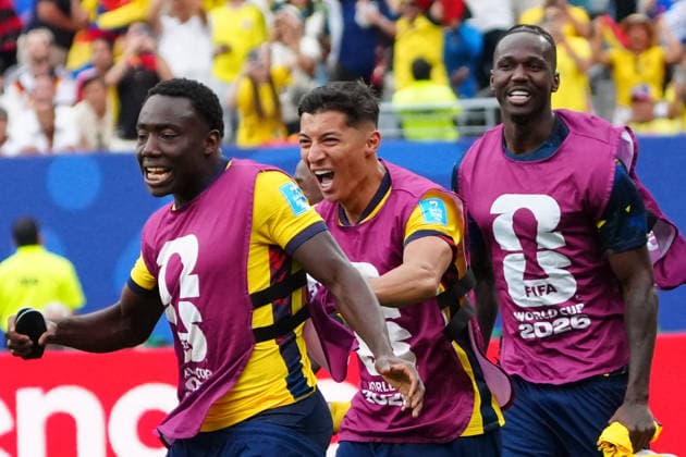 Siegesjubel Ecuador, Yalmar Medina (Ecuador, 26), Alan Franco (Ecuador, 21), Moises Caicedo (Ecuador, 23) - New York 25.06.2026: Deutschland vs. Ecuador, MetLife Stadium, World Cup 26 Gruppe E, 3. Spieltag *** Ecuador celebrates victory; Yalmar Medina (Ecuador, 26), Alan Franco (Ecuador, 21), Moises Caicedo (Ecuador, 23); New York, June 25, 2026; Germany vs. Ecuador, MetLife Stadium, World Cup Group E, Matchday 3