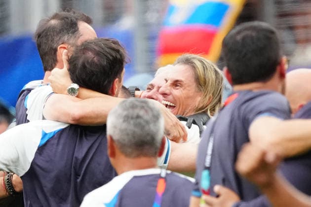 Siegesjubel um Trainer Coach Sebastian Beccacece (Ecuador) - New York 25.06.2026: Deutschland vs. Ecuador, MetLife Stadium, World Cup 26 Gruppe E, 3. Spieltag *** Victory celebrations for Coach Sebastian Beccacece, Ecuador, New York, June 25, 2026: Germany vs. Ecuador, MetLife Stadium, World Cup 26, Group E, Matchday 3