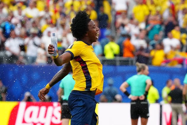 Angelo Preciado (Ecuador, 17) jiubelt und sprtitzt mit Wasser - New York 25.06.2026: Deutschland vs. Ecuador, MetLife Stadium, World Cup 26 Gruppe E, 3. Spieltag *** Angelo Preciado of Ecuador, 17, celebrates and splashes water. New York, June 25, 2026. Germany vs. Ecuador, MetLife Stadium, World Cup 26, Group E, Matchday 3
