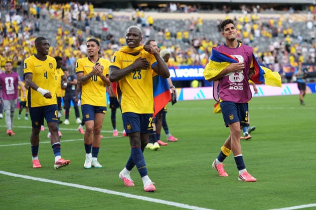 Siegesjubel mit Ehrenrunde Ecuador Moises Caicedo (Ecuador, 23), Piero Hincapie (Ecuador, 3) - New York 25.06.2026: Deutschland vs. Ecuador, MetLife Stadium, World Cup 26 Gruppe E, 3. Spieltag *** Victory celebrations with a lap of honor: Moises Caicedo (Ecuador), 23, and Piero Hincapie (Ecuador), 3. New York, June 25, 2026. Germany vs. Ecuador, MetLife Stadium, World Cup Group E, Matchday 3