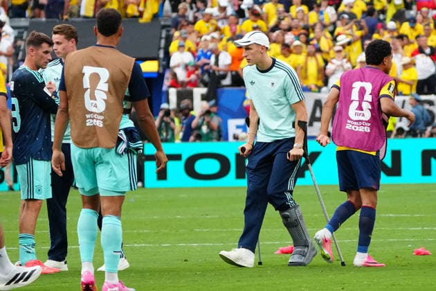 Nico Schlotterbeck (Deutschland Germany) ist verletzt und baut seine Teamkollegen nach der Niederlage wieder auf - New York 25.06.2026: Deutschland vs. Ecuador, MetLife Stadium, World Cup 26 Gruppe E, 3. Spieltag *** Nico Schlotterbeck of Germany is injured and is cheering up his teammates after the loss. New York, June 25, 2026: Germany vs. Ecuador, MetLife Stadium, World Cup 26, Group E, Matchday 3