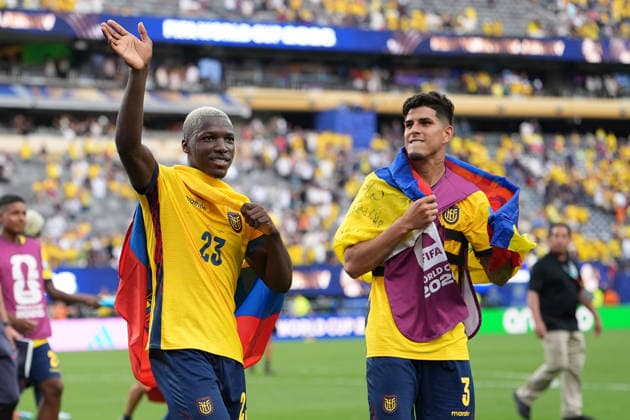 Siegesjubel mit Ehrenrunde Ecuador Moises Caicedo (Ecuador, 23), Piero Hincapie (Ecuador, 3) - New York 25.06.2026: Deutschland vs. Ecuador, MetLife Stadium, World Cup 26 Gruppe E, 3. Spieltag *** Victory celebrations with a lap of honor: Moises Caicedo (Ecuador), 23, and Piero Hincapie (Ecuador), 3. New York, June 25, 2026. Germany vs. Ecuador, MetLife Stadium, World Cup Group E, Matchday 3