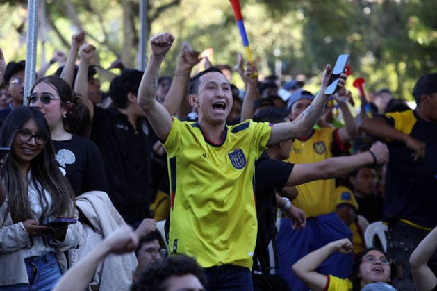 CUENCA-HINCHAS-ECUADOR-ALEMANIA Cuenca,Ecuador 25 de junio de 2026 Los aficionados al futbol se congregaron en la plaza del Otorongo para observar el triunfo ante la seleccion alemana y pasar a los 16avos en el mundial. La alcaldesa subrogante estubo alentando a la seleccion. foto Boris Romoleroux API. *** CUENCA: ECUADOR VS. GERMANY FANS Cuenca,Ecuador, June 25, 2026 Soccer fans gathered in Otorongo Square to watch the victory over the German national team and advance to the Round of 16 in the World Cup. The acting mayor was there cheering on the team. Photo by Boris Romoleroux, API Copyright: xBORISxROMOLEROUXx