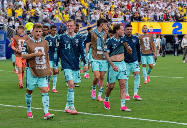 Fußball, Herren, FIFA World Cup, WM, Weltmeisterschaft, Fussball 2026, Spiel in New York New Jersey, Ecuador - Deutschland (Gruppe E, 3. Spieltag), v. l. Joshua Kimmich (Deutschland), Maximilian Beier (Deutschland), David Raum (Deutschland), Enttäuschung nach Abpfiff, 25.06. 2026, *** Soccer, Men s, 2026 FIFA World Cup, Match in New York, New Jersey, Ecuador vs. Germany, Group E, Matchday 3, from left: Joshua Kimmich (Germany), Maximilian Beier (Germany), David Raum (Germany), Disappointment after the final whistle, June 25, 2026, Copyright: xMatthiasxKochx