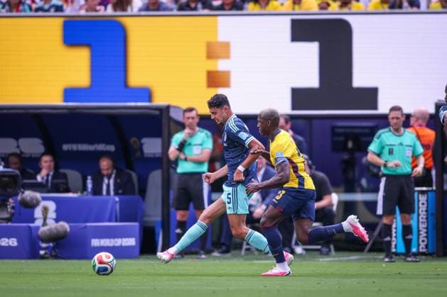 2026 World Cup - Ecuador vs. Germany EAST RUTHERFORD, NEW JERSEY - JUNE 25: Pavlovic Aleksander ( 5) of Germany battles for possession with MoisÃ s Caicedo ( 23) of Ecuador during the FIFA World Cup, WM, Weltmeisterschaft, Fussball 2026 Group E match between Ecuador and Germany at New York New Jersey Stadium on June 25, 2026. photo by Ayman Aref JNA Press NEW JERSEY United States of America Copyright: x xAymanxArefxMohamedxSaadxElxDinx xJNAxPressx