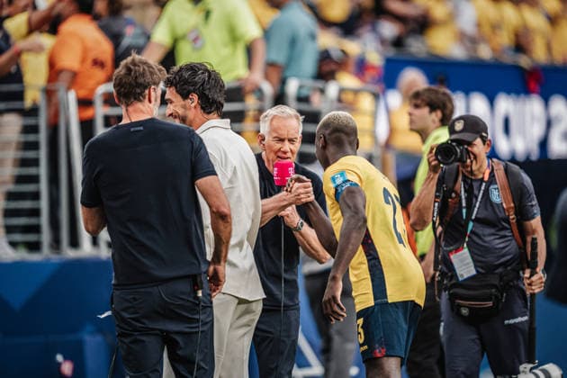Fußball Herren FIFA Fußball-Weltmeisterschaft 2026 Gruppe E Ecuador vs. Deutschland 25.06.2026 v.l. Johannes B. Kerner grüßt v.l. Jürgen Klopp und Moises Caicedo ( 23, Ecuador) grüßen sich New Jersey New York New Jersey Stadion New Jersey United States of America *** Men s Soccer 2026 FIFA World Cup Group E Ecuador vs. Germany June 25, 2026 From left: Johannes B. Kerner greets (from left) Jürgen Klopp and Moises Caicedo, No. 23. Ecuador greets New Jersey, New York, New Jersey Stadium, New Jersey, United States of America