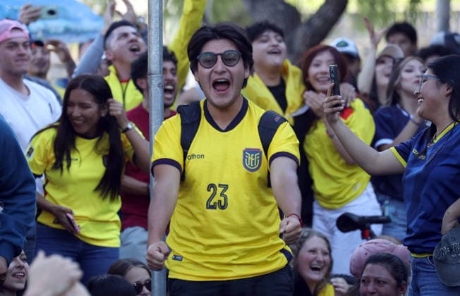 CUENCA-HINCHAS-ECUADOR-ALEMANIA Cuenca,Ecuador 25 de junio de 2026 Los aficionados al futbol se congregaron en la plaza del Otorongo para observar el triunfo ante la seleccion alemana y pasar a los 16avos en el mundial. La alcaldesa subrogante estubo alentando a la seleccion. foto Boris Romoleroux API. *** CUENCA: ECUADOR VS. GERMANY FANS Cuenca,Ecuador, June 25, 2026 Soccer fans gathered in Otorongo Square to watch the victory over the German national team and advance to the Round of 16 in the World Cup. The acting mayor was there cheering on the team. Photo by Boris Romoleroux, API Copyright: xBORISxROMOLEROUXx