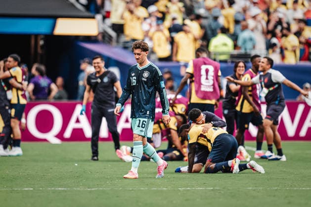 Fußball Herren FIFA Fußball-Weltmeisterschaft 2026 Gruppe E Ecuador vs. Deutschland 25.06.2026 Hinten feiert Ecuador den Sieg, vorne Angelo Stiller ( 16, Deutschland) enttäuscht von der Niederlage New Jersey New York New Jersey Stadion New Jersey United States of America *** Men s Soccer 2026 FIFA World Cup Group E Ecuador vs. Germany June 25, 2026 In the background, Ecuador celebrates the victory; in the foreground, Angelo Stiller, 16, as Germany is disappointed by the loss. New Jersey, New York, New Jersey Stadium, New Jersey, United States of America