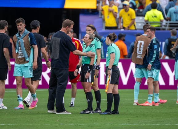 Fußball, Herren, FIFA World Cup, WM, Weltmeisterschaft, Fussball 2026, Spiel in New York New Jersey, Ecuador - Deutschland (Gruppe E, 3. Spieltag), Trainer Julian Nagelsmann (Deutschland) nach Abpfiff bei Schiedsrichterin Tori Penso, 25.06. 2026, *** Soccer, Men s, 2026 FIFA World Cup, Match in New York, New Jersey, Ecuador vs. Germany, Group E, Matchday 3, Germany coach Julian Nagelsmann approaches referee Tori Penso after the final whistle, June 25, 2026, Copyright: xMatthiasxKochx