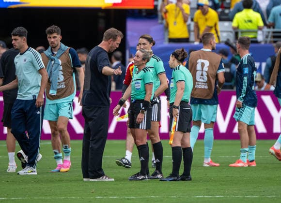 Fußball, Herren, FIFA World Cup, WM, Weltmeisterschaft, Fussball 2026, Spiel in New York New Jersey, Ecuador - Deutschland (Gruppe E, 3. Spieltag), Trainer Julian Nagelsmann (Deutschland) nach Abpfiff bei Schiedsrichterin Tori Penso, 25.06. 2026, *** Soccer, Men s, 2026 FIFA World Cup, Match in New York, New Jersey, Ecuador vs. Germany, Group E, Matchday 3, Germany coach Julian Nagelsmann approaches referee Tori Penso after the final whistle, June 25, 2026, Copyright: xMatthiasxKochx