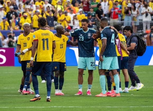 Fußball, Herren, FIFA World Cup, WM, Weltmeisterschaft, Fussball 2026, Spiel in New York New Jersey, Ecuador - Deutschland (Gruppe E, 3. Spieltag), v. l. Nilson Angulo (Ecuador), Kevin Rodriguez (Ecuador), Moises Caicedo (Ecuador), Felix Nmecha (Deutschland), John Yeboah (Ecuador), Jonathan Tah (Deutschland) beten nach Abpfiff gemeinsam, 25.06. 2026, *** Soccer, Men s, 2026 FIFA World Cup, Match in New York and New Jersey, Ecuador vs. Germany, Group E, Matchday 3, from left to right: Nilson Angulo (Ecuador), Kevin Rodriguez (Ecuador), Moises Caicedo (Ecuador), Felix Nmecha (Germany), John Yeboah (Ecuador), Jonathan Tah (Germany) praying together after the final whistle, June 25, 2026, Copyright: xMatthiasxKochx