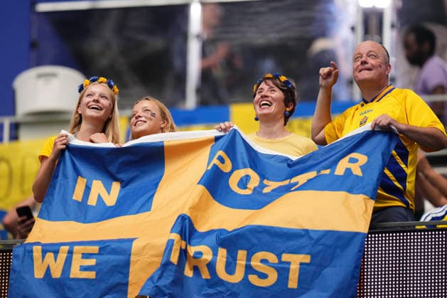Japan v Sweden: Group F - FIFA World Cup, WM, Weltmeisterschaft, Fussball 2026 Supporters of Sweden pose for the photo during the FIFA World Cup 2026 Group F match between Japan and Sweden at Dallas Stadium on June 25, 2026 in Dallas, United States. Arlington TX United States  Copyright: xJosexBretonx originalFilename:bretonhernandez-japanvsw260625_npEIk.jpg