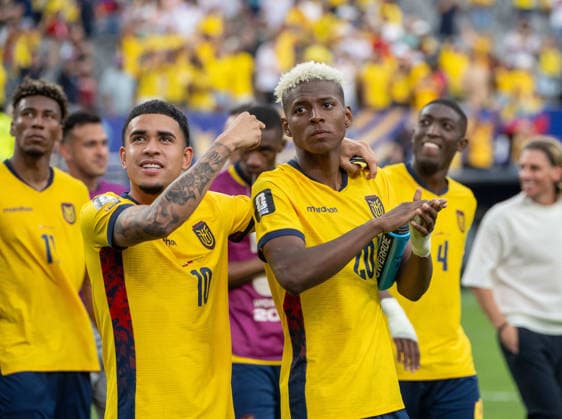 Fußball, Herren, FIFA World Cup, WM, Weltmeisterschaft, Fussball 2026, Spiel in New York New Jersey, Ecuador - Deutschland (Gruppe E, 3. Spieltag), v. l. Kendry Paez (Ecuador), Nilson Angulo (Ecuador), Jubel nach Abpfiff, 25.06. 2026, *** Soccer, Men s, 2026 FIFA World Cup, Match in New York, New Jersey, Ecuador vs. Germany, Group E, Matchday 3, from left: Kendry Paez (Ecuador), Nilson Angulo (Ecuador), Celebrations after the final whistle, June 25, 2026, Copyright: xMatthiasxKochx