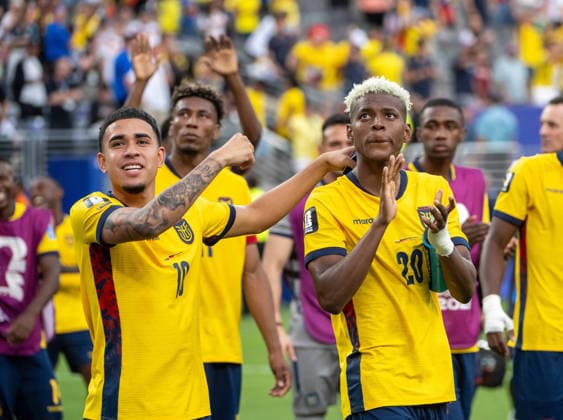 Fußball, Herren, FIFA World Cup, WM, Weltmeisterschaft, Fussball 2026, Spiel in New York New Jersey, Ecuador - Deutschland (Gruppe E, 3. Spieltag), v. l. Kendry Paez (Ecuador), Nilson Angulo (Ecuador), Jubel nach Abpfiff, 25.06. 2026, *** Soccer, Men s, 2026 FIFA World Cup, Match in New York, New Jersey, Ecuador vs. Germany, Group E, Matchday 3, from left: Kendry Paez (Ecuador), Nilson Angulo (Ecuador), Celebrations after the final whistle, June 25, 2026, Copyright: xMatthiasxKochx