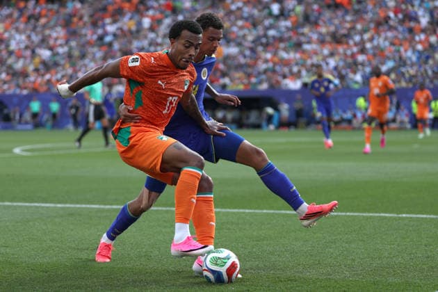 Deveron Fonville (R) of Curacao vies for the ball with Guela Doue of Ivory Coast during a Group E match of the 2026 FIFA World Cup, WM, Weltmeisterschaft, Fussball between Curacao and Ivory Coast at Lincoln Financial Field in Philadelphia, USA, 25 June 2026. FIFA World Cup 2026: Group E Curacao - Ivory Coast !ACHTUNG: NUR REDAKTIONELLE NUTZUNG!  Copyright: xDavidxTorox GR4562 20260625-55020711800_1