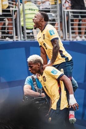 Fußball Herren FIFA Fußball-Weltmeisterschaft 2026 Gruppe E Ecuador vs. Deutschland 25.06.2026 Torjubel oben John Yeboah ( 9, Ecuador) unten Nilson Angulo ( 20, Ecuador) New Jersey New York New Jersey Stadion New Jersey United States of America *** Men s Soccer 2026 FIFA World Cup Group E Ecuador vs. Germany June 25, 2026 Goal celebration: John Yeboah (9), Ecuador (top); Nilson Angulo (20), Ecuador (bottom) New Jersey, New York, New Jersey Stadium, New Jersey, United States of America