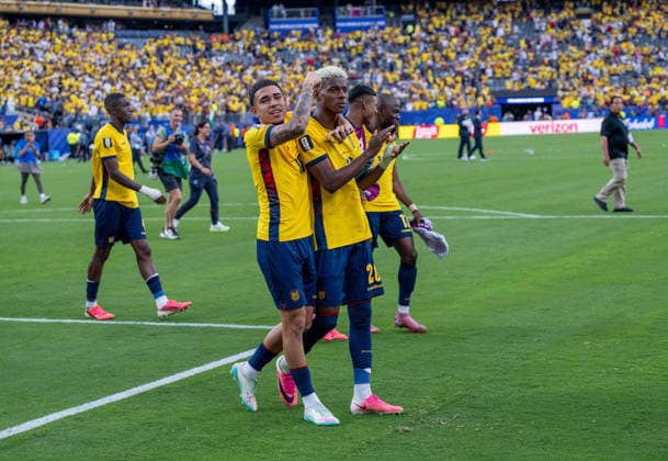 Fußball, Herren, FIFA World Cup, WM, Weltmeisterschaft, Fussball 2026, Spiel in New York New Jersey, Ecuador - Deutschland (Gruppe E, 3. Spieltag), v. l. Kendry Paez (Ecuador), Nilson Angulo (Ecuador), Jubel nach Abpfiff, 25.06. 2026, *** Soccer, Men s, 2026 FIFA World Cup, Match in New York, New Jersey, Ecuador vs. Germany, Group E, Matchday 3, from left: Kendry Paez (Ecuador), Nilson Angulo (Ecuador), Celebrations after the final whistle, June 25, 2026, Copyright: xMatthiasxKochx