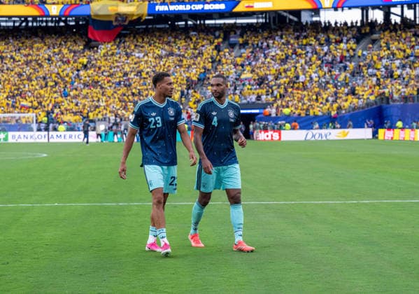 Fußball, Herren, FIFA World Cup, WM, Weltmeisterschaft, Fussball 2026, Spiel in New York New Jersey, Ecuador - Deutschland (Gruppe E, 3. Spieltag), v. l. Felix Nmecha (Deutschland), Jonathan Tah (Deutschland), Enttäuschung nach Abpfiff, 25.06. 2026, *** Soccer, Men s, 2026 FIFA World Cup, Match in New York, New Jersey, Ecuador vs. Germany, Group E, Matchday 3, from left: Felix Nmecha (Germany), Jonathan Tah (Germany), Disappointment after the final whistle, June 25, 2026, Copyright: xMatthiasxKochx
