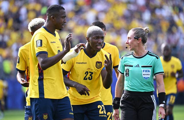 Fussball, Länderspiel, Herren, FIFA World Cup, WM, Weltmeisterschaft, Fussball 2026, Fussball-Weltmeisterschaft, USA, Gruppe E, MetLife Stadium New Jersey: Ecuador - Deutschland; Schiedsrichterin Tori Penso (USA), Moises Caicedo (ECU). Aktion *** Soccer, International Match, Men s, 2026 FIFA World Cup, Soccer World Cup, USA, Group E, MetLife Stadium, New Jersey, Ecuador vs. Germany, Referee Tori Penso (USA), Moises Caicedo (ECU), Action