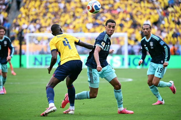 Fussball, Länderspiel, Herren, FIFA World Cup, WM, Weltmeisterschaft, Fussball 2026, Fussball-Weltmeisterschaft, USA, Gruppe E, MetLife Stadium New Jersey: Ecuador - Deutschland 2:1; Jamal Musiala (GER), Joel Ordonez (ECU). Aktion *** Soccer, International Match, Men s, 2026 FIFA World Cup, Soccer World Cup, USA, Group E, MetLife Stadium, New Jersey, Ecuador vs. Germany 2–1, Jamal Musiala (GER), Joel Ordonez (ECU), Action