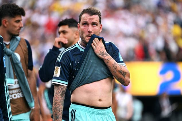 Fussball, Länderspiel, Herren, FIFA World Cup, WM, Weltmeisterschaft, Fussball 2026, Fussball-Weltmeisterschaft, USA, Gruppe E, MetLife Stadium New Jersey: Ecuador - Deutschland 2:1; David Raum (GER) enttäuscht nach Spielende. Enttäuschung, Frust, Aktion. *** Soccer, International Match, Men s, 2026 FIFA World Cup, World Cup, USA, Group E, MetLife Stadium, New Jersey, Ecuador vs. Germany 2–1, David Raum (GER) disappointed after the game, Disappointment, Frustration, Action
