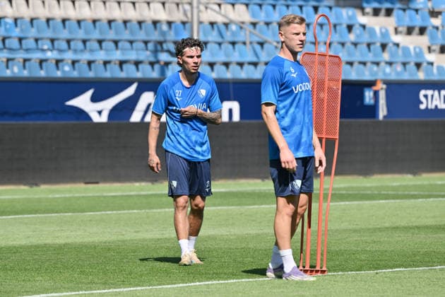 Babis Drakas (VfL Bochum), Enis Cokaj (VfL Bochum), v.li. 25.06.2026, Fussball 2. Bundesliga, Saison 2026 2027, Trainingsauftakt VfL Bochum Bochum Vonovia Ruhrstadion Nordrhein Westfalen Deutschland *** Babis Drakas, VfL Bochum; Enis Cokaj, VfL Bochum; from left, June 25, 2026; soccer, 2. Bundesliga; 2026–2027 season; start of training camp, VfL Bochum, Bochum, Vonovia Ruhrstadion, North Rhine-Westphalia, Germany Team2
