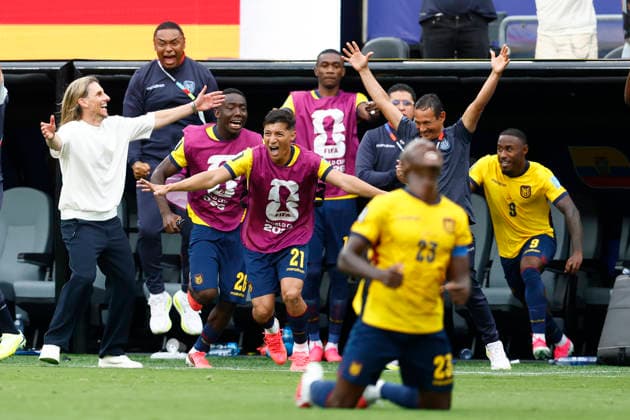 New Jersey, USA, 25th June 2026. Sebastian Beccacece (L), head coach of Ecuador celebrates with coaching staff and substitutes after the Ecuador vs Germany FIFA World Cup, WM, Weltmeisterschaft, Fussball match at Metlife Stadium, New Jersey. Picture credit should read: Paul Terry Sportimage EDITORIAL USE ONLY. No use with unauthorised audio, video, data, fixture lists, club league logos or live services. Online in-match use limited to 120 images, no video emulation. No use in betting, games or single club league player publications. SPI_067_PT_Ecuador_Germany SPI-4841-0067