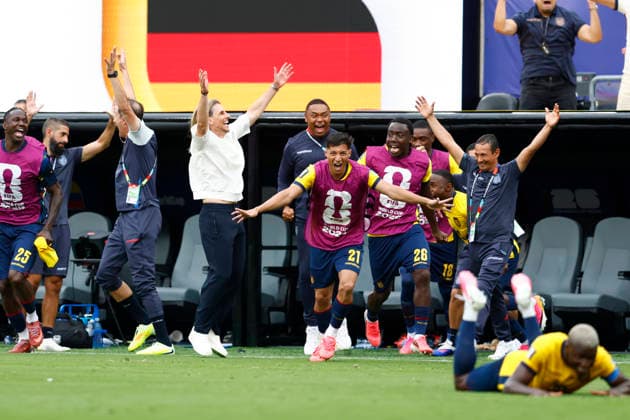 New Jersey, USA, 25th June 2026. Sebastian Beccacece (3rd L), head coach of Ecuador celebrates with coaching staff and substitutes after the Ecuador vs Germany FIFA World Cup, WM, Weltmeisterschaft, Fussball match at Metlife Stadium, New Jersey. Picture credit should read: Paul Terry Sportimage EDITORIAL USE ONLY. No use with unauthorised audio, video, data, fixture lists, club league logos or live services. Online in-match use limited to 120 images, no video emulation. No use in betting, games or single club league player publications. SPI_068_PT_Ecuador_Germany SPI-4841-0068