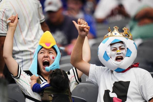 June 25, 2026, Arlington, Texas, United States: Supporters of Japan pose for the photo during the FIFA World Cup, WM, Weltmeisterschaft, Fussball 2026 Group F match between Japan and Sweden at Dallas Stadium on June 25, 2026 in Dallas, United States. Arlington United States - ZUMAa181 20260625_zaa_a181_012 Copyright: xJosexBretonx