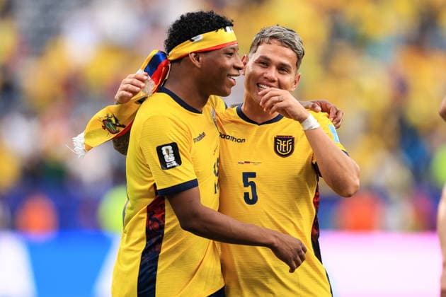 Football - FIFA World Cup, WM, Weltmeisterschaft, Fussball - Group E - Ecuador v Germany 25th June 2026 - FIFA World Cup - Group E - Ecuador v Germany - Jordy Alcivar of Ecuador and Gonzalo Plata of Ecuador celebrate victory - Photo: Simon Stacpoole Offside. New Jersey USA *** Fußball – FIFA-Weltmeisterschaft, Gruppe E: Ecuador gegen Deutschland, 25. Juni 2026 – FIFA-Weltmeisterschaft, Gruppe E: Ecuador gegen Deutschland – Jordy Alcivar (Ecuador) und Gonzalo Plata (Ecuador) feiern den Sieg – Foto: Simon Stacpoole – Abseits – New Jersey, USA  Copyright: xSimonxStacpoolexOffside