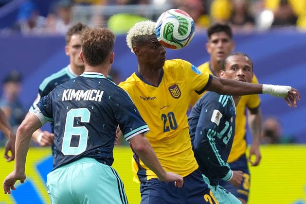Nilson Angulo (C) of Ecuador vies for the ball with Joshua Kimmich (L) of Germany during a 2026 FIFA World Cup, WM, Weltmeisterschaft, Fussball Group E match between Ecuador and Germany at MetLife Stadium in New Jersey, USA 25 June 2026. FIFA World Cup 2026: Ecuador vs. Germany !ACHTUNG: NUR REDAKTIONELLE NUTZUNG!  Copyright: xOctavioxGuzmánx AMDEP7322 20260625-55020711973_1