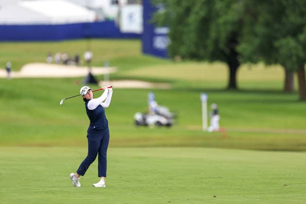 Karis Davidson of Australia plays an approach shot from the ninth fairway during the first round of the 2026 KPMG Women s PGA, Golf Herren Championship at Hazeltine National Golf Club on June 25, 2026 in Chaska, Minnesota. CSM. Chaska USA - ZUMAc04_ 20260625_zma_c04_250 Copyright: xStevenxGarciax