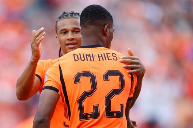 KANSAS CITY, 25-06-2026, Kansas City Stadium, World Cup 2026 Match between Tunesia and The Netherlands. Picture Shows Netherlands player Nathan Ake an Netherlands player Denzel Dumfries after the 0-1 Tunesia - Netherlands (World Cup 2026)  x204647405x Copyright: