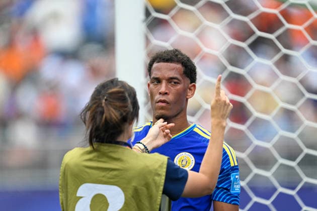 PHILADELPHIA, PA - JUNE 25: Jurien Gaari 3 of Curacao is given a concussion check by the medical staff during the FIFA World Cup, WM, Weltmeisterschaft, Fussball 2026 Group E match between Curacao and Cote d™Ivoire on June 25th, 2026 at Philadelphia Stadium in Philadelphia, PA.(Photo by Terence Lewis Icon Sportswire) SOCCER: JUN 25 FIFA World Cup 26 Group E - Curacao vs Cote d Ivoire EDITORIAL USE ONLY Icon260625018
