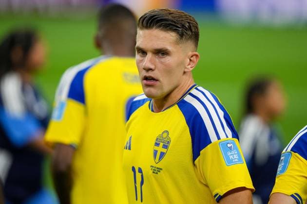 Viktor Gyokeres (Sweden) looks on during the FIFA World Cup, WM, Weltmeisterschaft, Fussball 2026 Group F match between Japan and Sweden at Dallas Stadium on June 25, 2026 in Dallas, United States. (Photo by Torbjorn Tande DeFodi Images) - *** Viktor Gyokeres of Sweden watches as Japan and Sweden face off in a Group F match of the 2026 FIFA World Cup at Dallas Stadium on June 25, 2026, in Dallas, United States. Photo by Torbjorn Tande, DeFodi Images