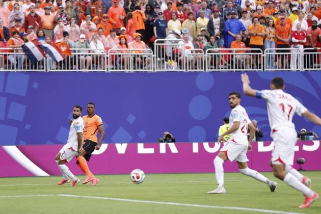 KANSAS - (lr) Denzel Dumfries of the Netherlands, Ellyes Skhiri of Tunisia scores an own goal during the FIFA 2026 World Cup Group F match between Tunisia and the Netherlands at Kansas City Stadium on June 25, 2026, in Kansas, United States. ROBIN VAN LONKHUIJSEN ANP FIFA World Cup, WM, Weltmeisterschaft, Fussball 2026 group stage 2026 xVIxANPxSportx xxANPxIVx 561989444 originalFilename: 561989444.jpg
