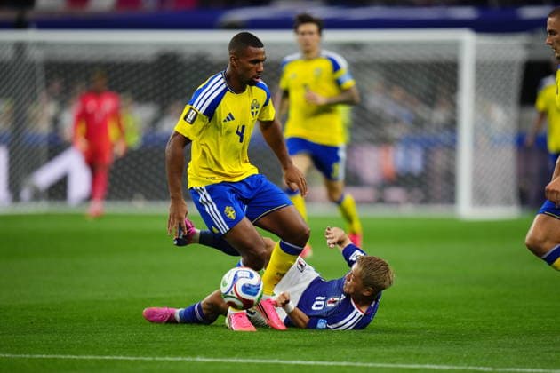 Japan v Sweden - FIFA World Cup, WM, Weltmeisterschaft, Fussball 2026 - Group F ARLINGTON, USA - JUNE 25: Isak Hien of Sweden and Ritsu Doan of Japan compete for the ball during the 2026 FIFA World Cup First Stage Group F match between Japan and Sweden at Dallas Stadium in Arlington, Texas, United States on June 25, 2026. Jose Hernandez Anadolu Texas United States. Editorial use only. Please get in touch for any other usage.  Copyright: x2026xAnadoluxJosexHernandezx