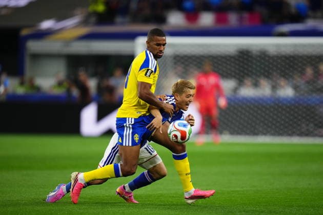 Japan v Sweden - FIFA World Cup, WM, Weltmeisterschaft, Fussball 2026 - Group F ARLINGTON, USA - JUNE 25: Isak Hien of Sweden and Ritsu Doan of Japan compete for the ball during the 2026 FIFA World Cup First Stage Group F match between Japan and Sweden at Dallas Stadium in Arlington, Texas, United States on June 25, 2026. Jose Hernandez Anadolu Texas United States. Editorial use only. Please get in touch for any other usage.  Copyright: x2026xAnadoluxJosexHernandezx