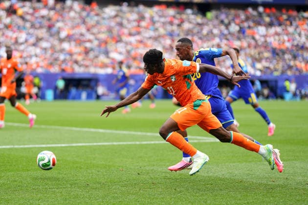 June 25, 2026: Ivory Coast Forward Yan Diomande (11) and Curacao Defender Joshua Brenet (20) chase the ball during the second half of a World Cup Match at Philadelphia Stadium in Philadelphia, Pennsylvania. CSM FIFA World Cup, WM, Weltmeisterschaft, Fussball 2026: Ivory Coast Vs Curacao JUN 25  - ZUMAc04_ 20260625_zma_c04_261 Copyright: xKylexRoddenx