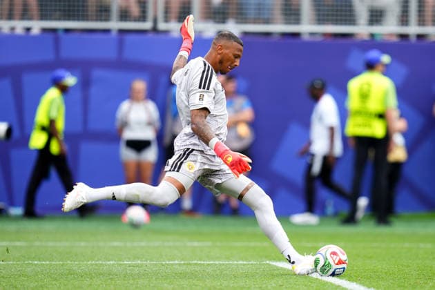 June 25, 2026: Curacao Goalie Eloy Room (1) kicks the ball during the during the first half of a World Cup Match against Ivory Coast at Philadelphia Stadium in Philadelphia, Pennsylvania. CSM FIFA World Cup, WM, Weltmeisterschaft, Fussball 2026: Ivory Coast Vs Curacao JUN 25  - ZUMAc04_ 20260625_zma_c04_271 Copyright: xKylexRoddenx